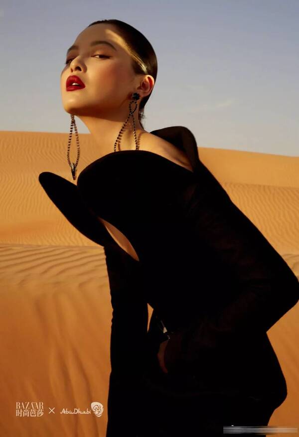 封面狂 | 辛芷蕾时尚芭莎开启十二月的“寻光之旅”