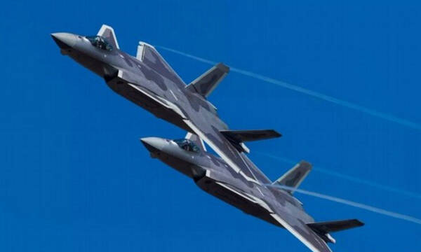 歼20发动机在空中熄火下坠,试飞员不断抢救,成