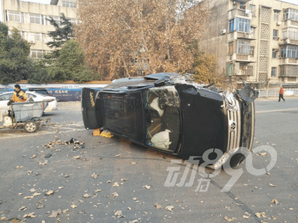 越野车突然失控侧翻!结果