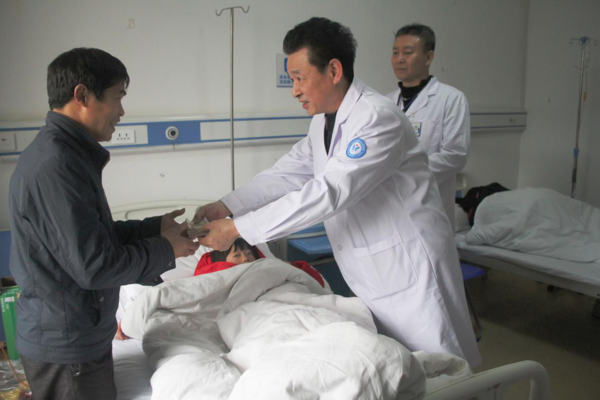 8岁女孩被查出甲亢疾病,爸爸却只带了200块钱