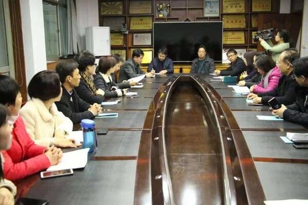 河津市环保局面对面倾听环保志愿者的意见和建