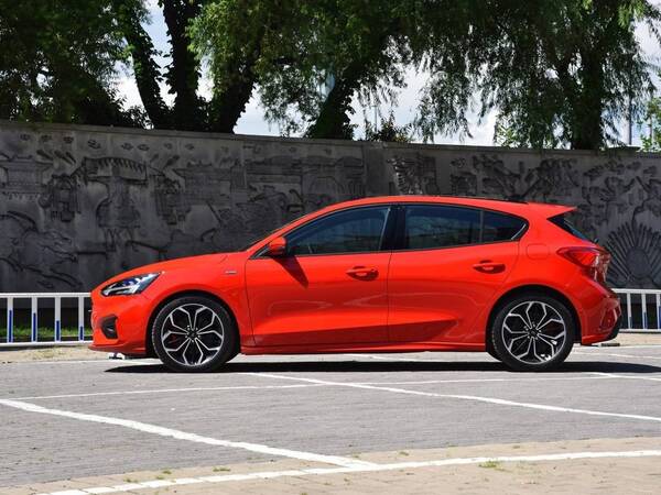 本田思域 VS 福克斯ST-Line,两款运动紧凑轿车