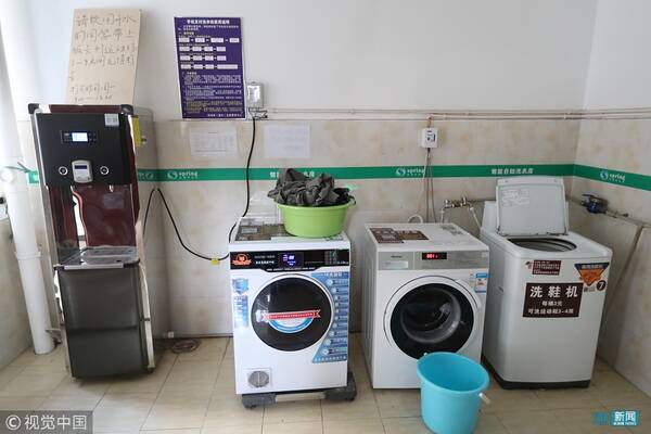 重庆一高校寝室楼现公共洗鞋机 洗1双鞋1元钱