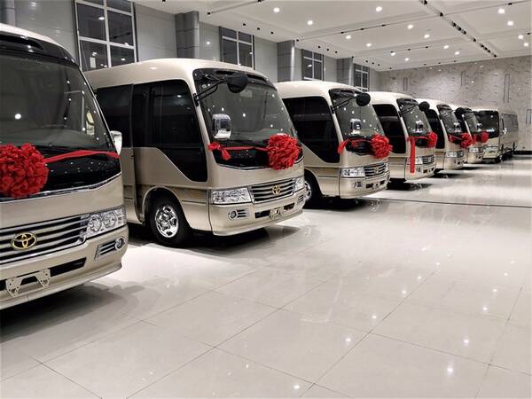 丰田考斯特12座改装商务车:陆地商务头号舱。丰田(TOYOTA)是国际十大轿车工业公司之一,日本最大的轿车公司,创立于1933年。早期的丰田牌、皇冠、光冠、花冠、考斯特客车名噪一时,近来的克雷西达、凌志奢华轿车也极负盛名。TOYOTA在轿车的销售量、销售额、知名度方面均是国际一流公司之一。TOYOTA出产包含一般大众性轿车、高级轿车、面包车、跑车、四轮驱动车、商用车、客车在内的各种轿车。其先进技术和优良质量倍受国际各地人士推重。