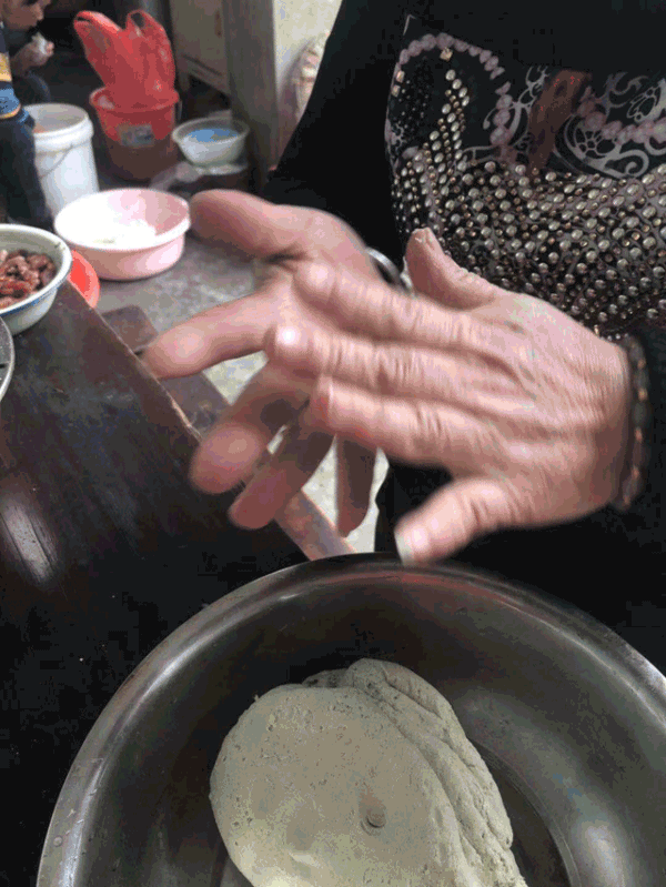 两角酸菜,三角冬笋,开包啦!小面团,搓揉玩,加入馅,变鬼糕!