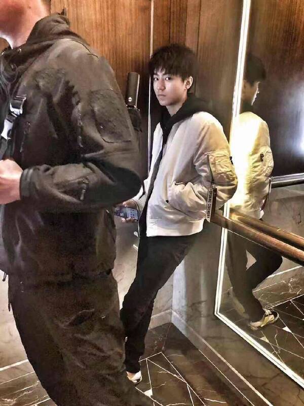网友乘坐电梯偶遇王俊凯,发现被偷拍的小凯表