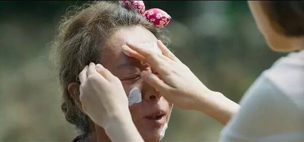 “我开始画有阳光的世界了” | 《季春奶奶》