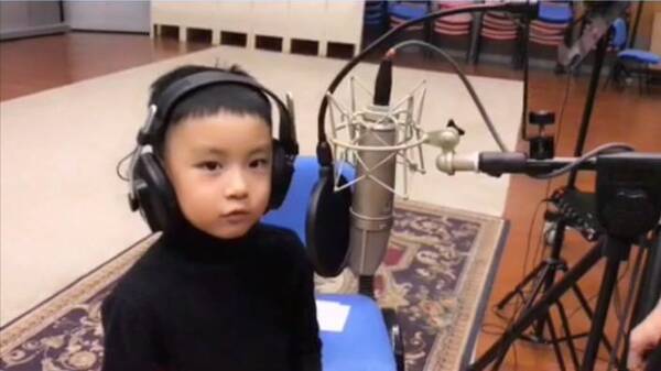曹颖陪儿子练习《熊出没》片头曲,小王子唱得