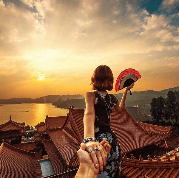 在他 ins 这组《follow me》的照片里,他都伸出手拉着前方她的手,游历