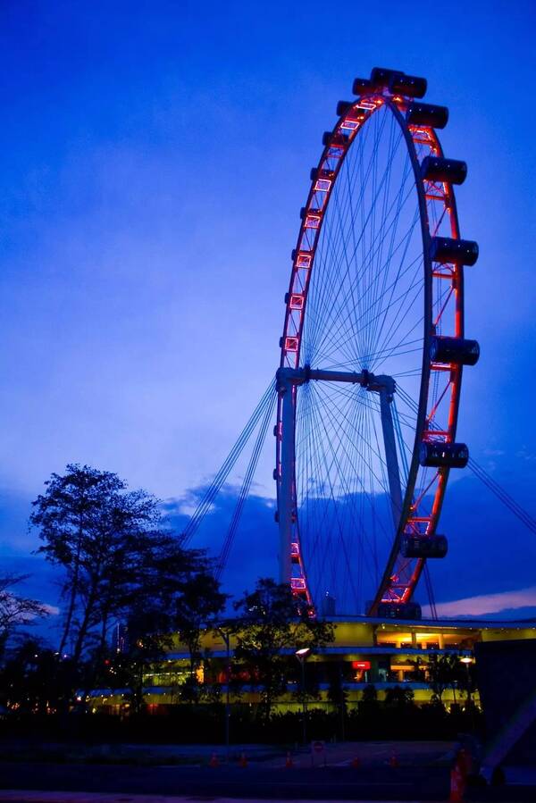 新加坡摩天轮又名飞行者摩天轮(singapore flyer),高达165米,相当于42
