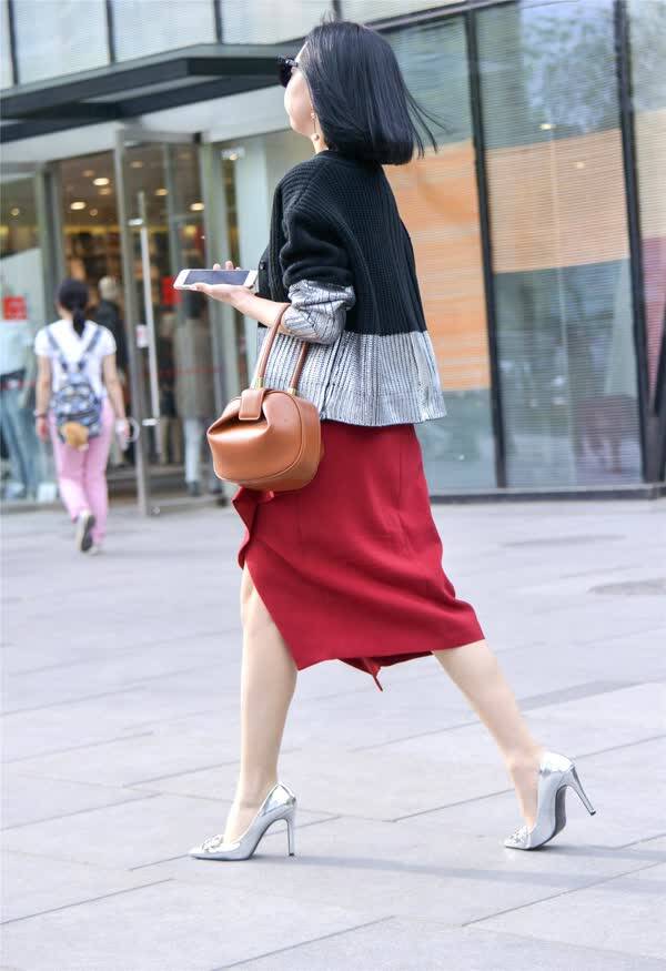 时尚街拍:黑色上衣红裙子银色高跟鞋搭配经典