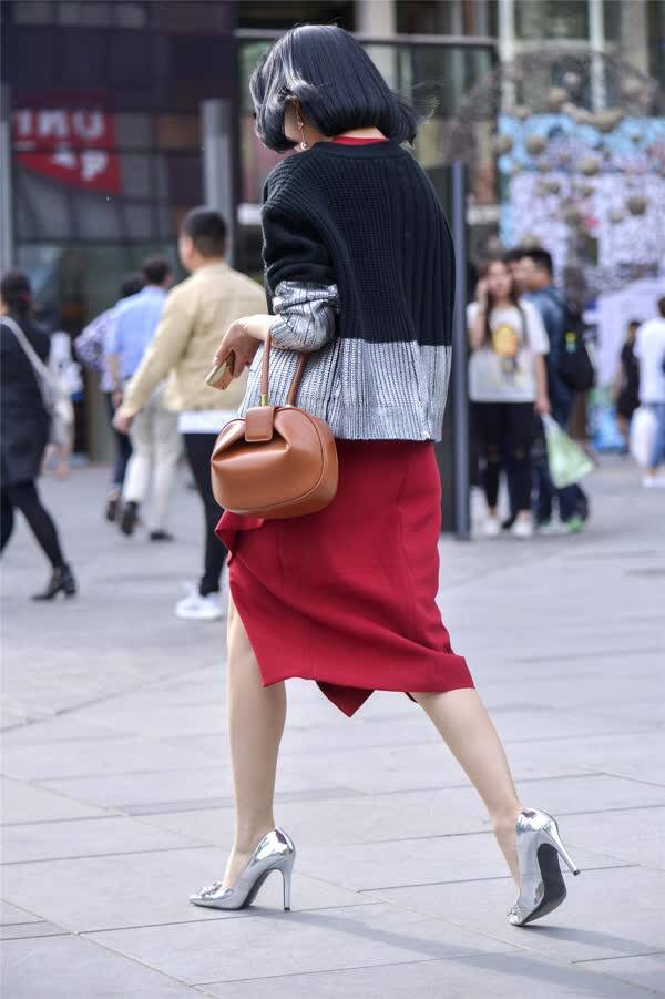 时尚街拍:黑色上衣红裙子银色高跟鞋搭配经典