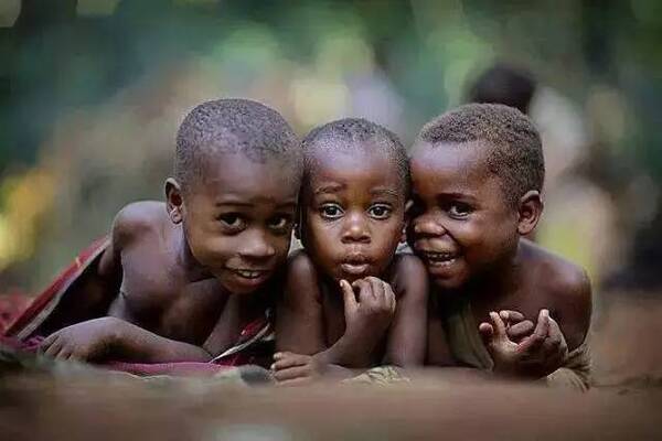 非洲孩子的笑容,看一眼就萌化了