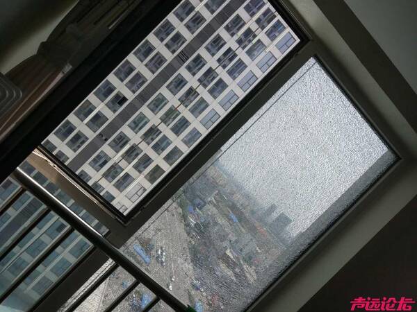 济宁万达公寓出现建筑质量问题,真空玻璃突然
