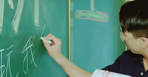 学生的班主任,同学们每学期都是按照考试成绩先后选座位,但是极品同桌