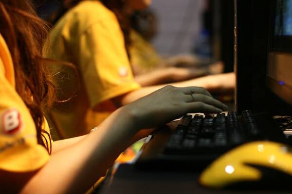 电子竞技不等同于打游戏 衍生市场潜力巨大