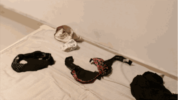 散落的胸罩.