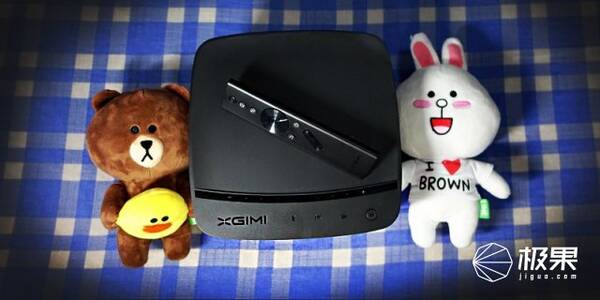 能秒同级的哈曼卡顿音质和自动对焦镜头,无屏