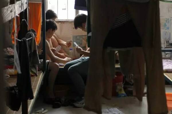 四个男人在她背上打牌_四个男人在她背上打牌_一个裸男背坐在板凳上打一成语
