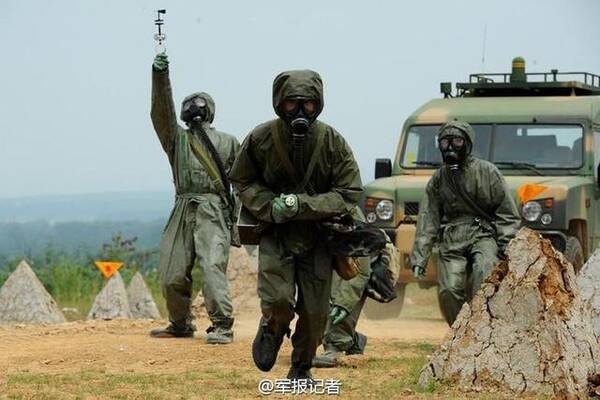 酷暑难耐:解放军穿防化服演练鞋子都能倒出汗