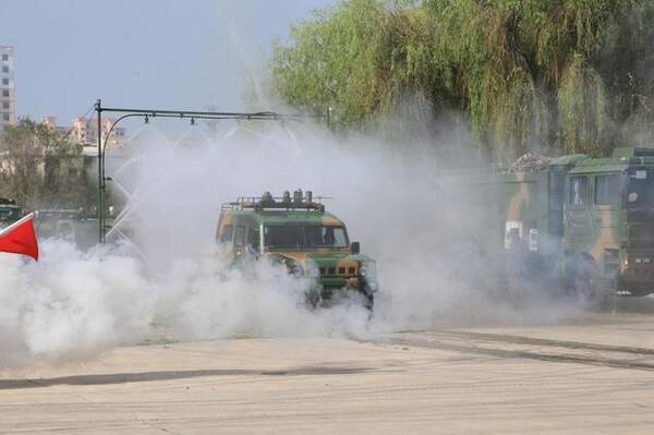 酷暑难耐:解放军穿防化服演练鞋子都能倒出汗