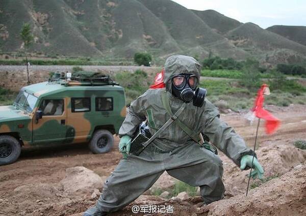 酷暑难耐:解放军穿防化服演练鞋子都能倒出汗