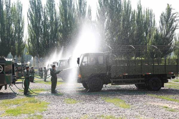 酷暑难耐:解放军穿防化服演练鞋子都能倒出汗