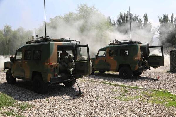 酷暑难耐:解放军穿防化服演练鞋子都能倒出汗