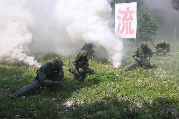 酷暑难耐:解放军穿防化服演练鞋子都能倒出汗