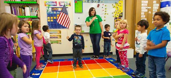 秒懂|美国奏唱国歌行什么礼?