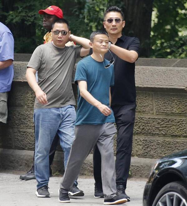马云老婆给他买名牌服饰穿,谁知马云最爱的还是老北京