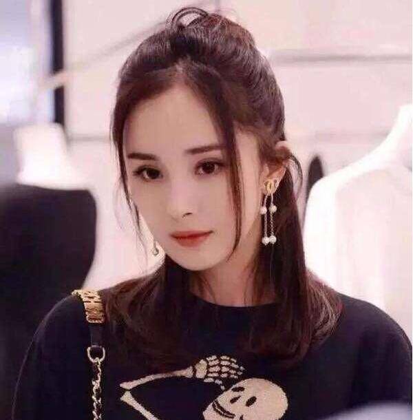 Angelababy梳龙须刘海像洋娃娃, 美过迪丽热巴