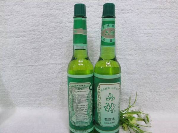 3,在电风扇的叶子上滴上少许花露水,随着扇叶的不停转动,可使满室