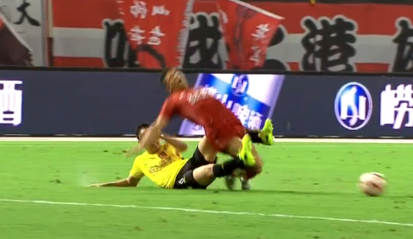 上港不服!恒大进球存争议,冯潇霆飞铲犯规被裁