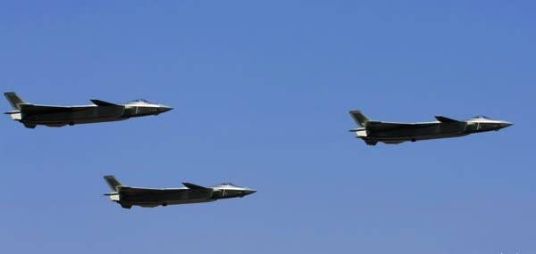 帅出天际:歼20座舱首次曝光 飞行员佩戴龙头臂