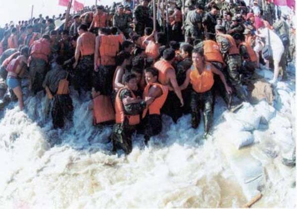 记得当年抗洪将军!戎马一生正直无私!副师职儿子这样怀念他!