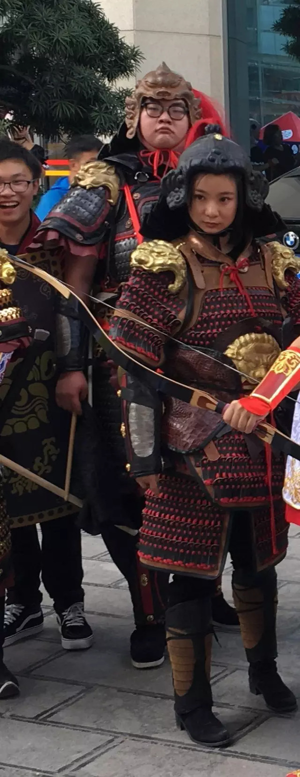 品种有:横扎的凤翅兜鍪,一体的铁浮图兜鍪,翻耳兜鍪