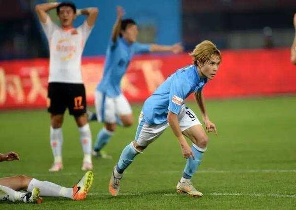 中国足球成笑话!C罗可乐一滴都不沾,中超莫德