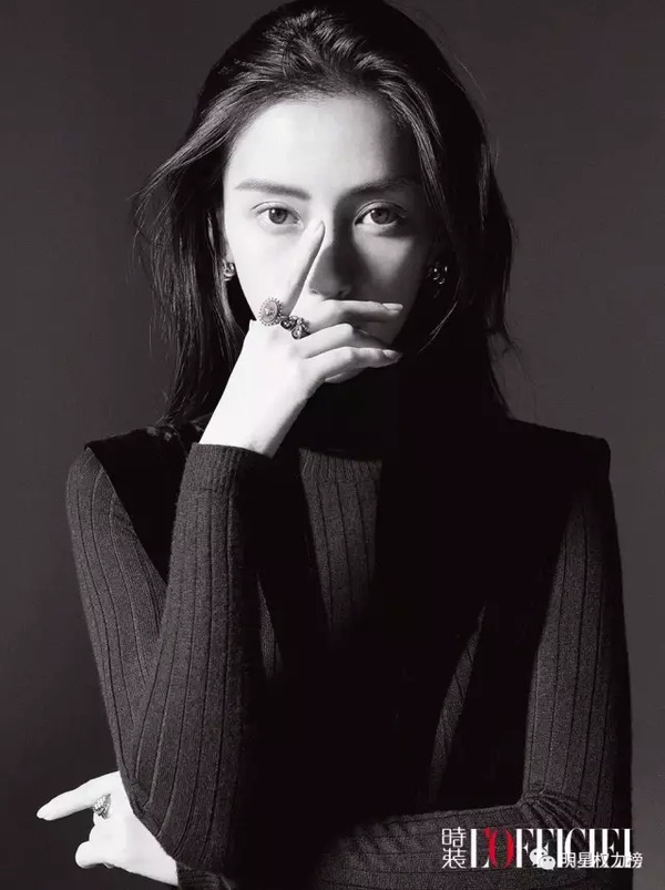 杨幂丸子头现身元气可爱 Angelababy穿星空裙