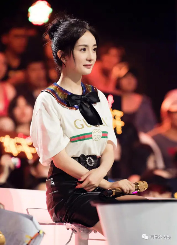 杨幂丸子头现身元气可爱 Angelababy穿星空裙