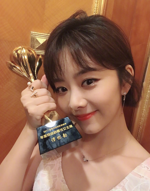 其实她叫谭松韵,2012年,在电视剧《后宫·甄嬛传》中扮演淳贵人,2017