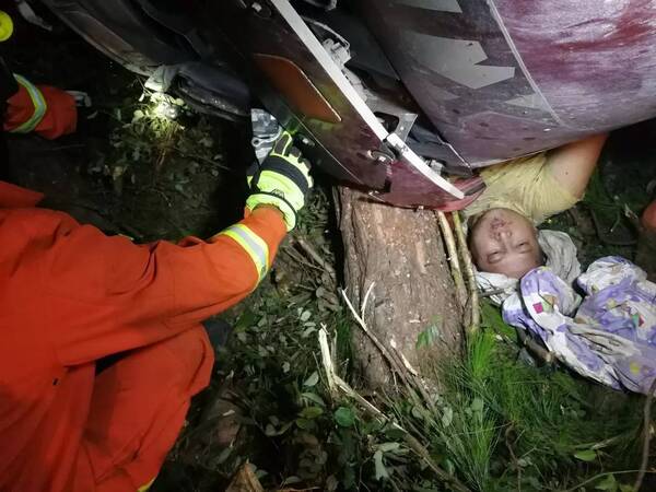 台江一司机罐车翻下20米大树初中压住陡坡手课件免费水泥美术ppt图片