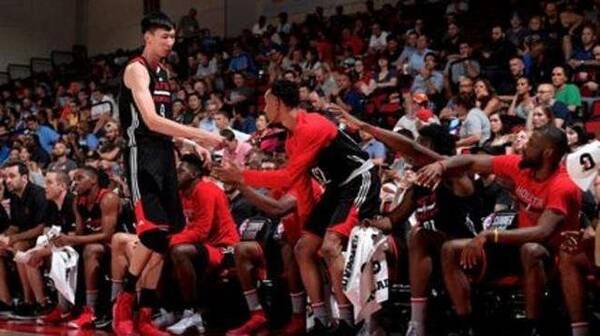 在火箭的垃圾时间里找机会!周琦新赛季得交好