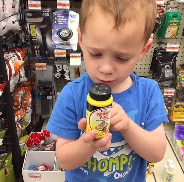 这个表情包男孩以假笑出名,他叫Gavin Thomas