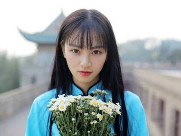 让小编不由得回忆起了跟她类似的两个已经进入娱乐圈的校花,她们就是