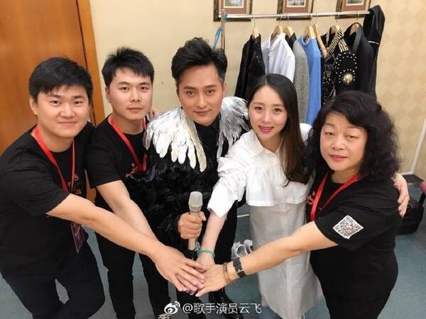 云飞与前妻14岁女儿出落得亭亭玉立,颜值不输现任妻子