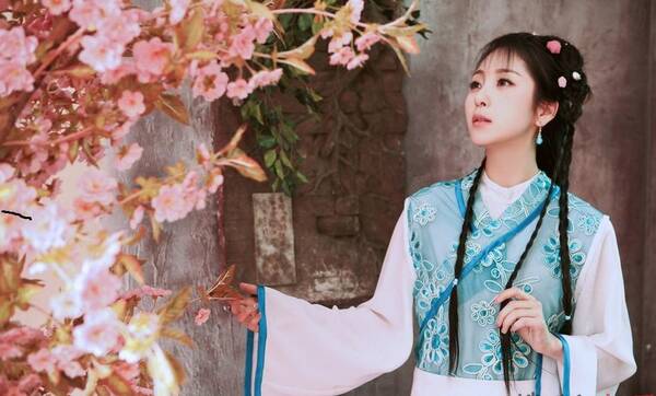 云飞与前妻14岁女儿出落得亭亭玉立,颜值不输