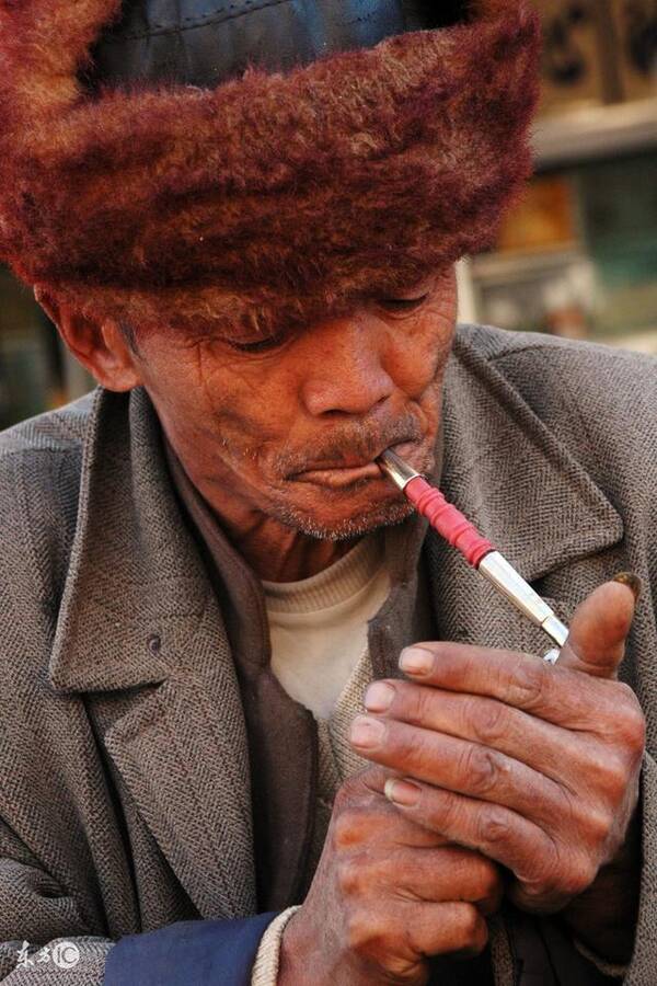 蹲厕抽烟对身体的三大危害,分享给你爱的人