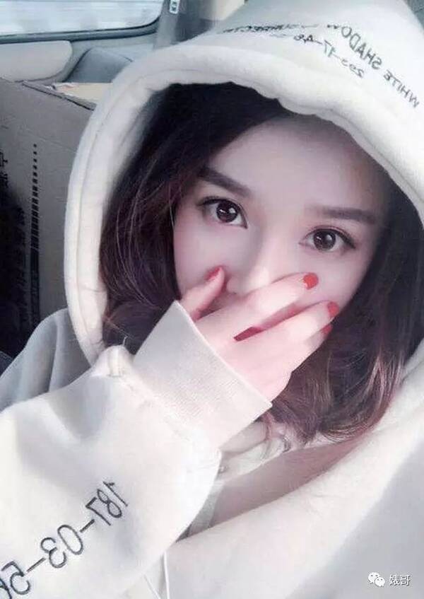 杨幂替身卓亨瑜又碰瓷杨幂,从头到脚一模一样