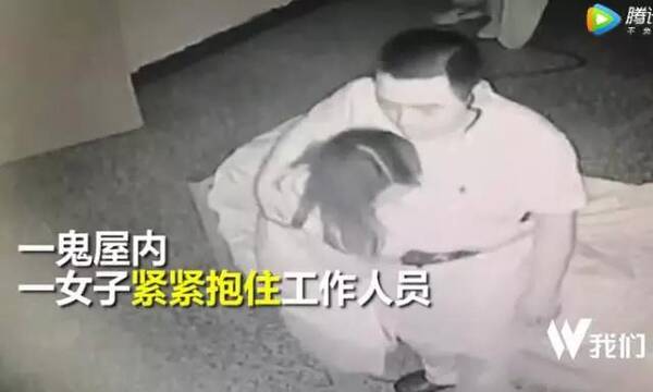 一女子死命抱住小哥,小哥:从没女孩这样对我!